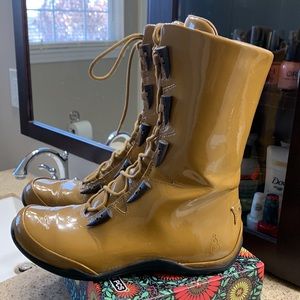 AHNU ankle/rain boot